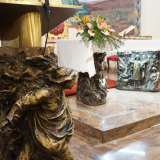 ...e soprattutto l�altare e il pulpito, sorretti da contorte sculture bronzee
